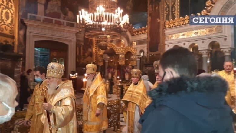 Філарет і частина священників перебувають у храмі без масок