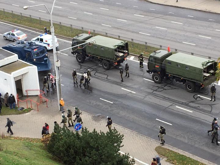 По проспекту Пушкіна проїхали водомети, автозаки і техніка з колючим дротом