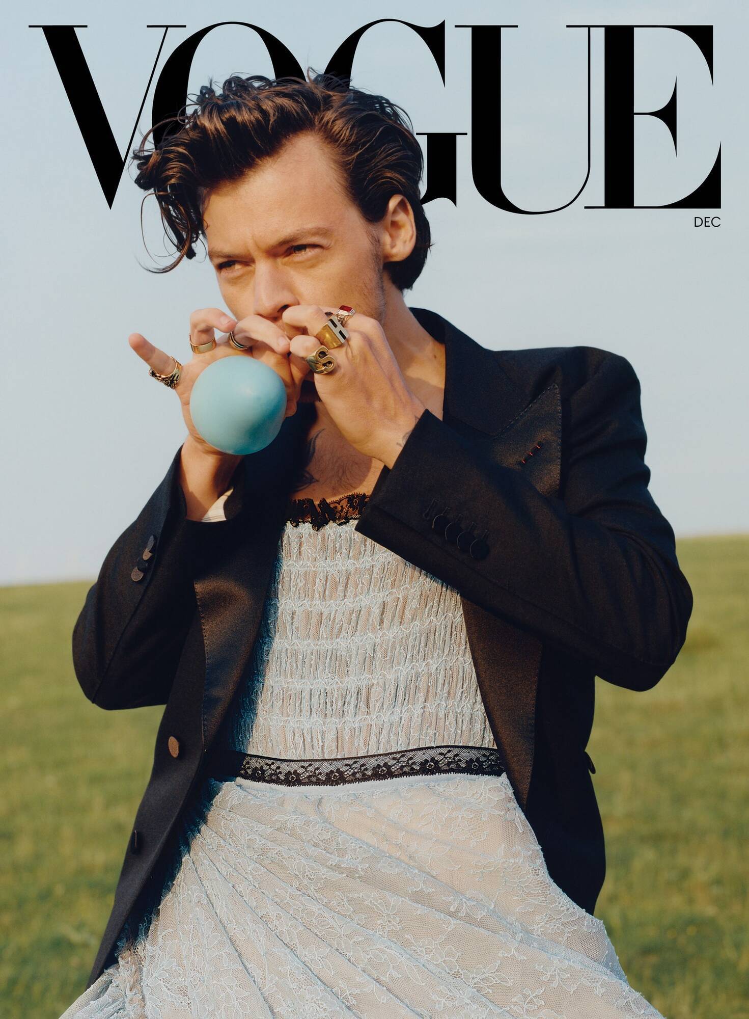 Гарри Стайлс появился на обложке журнала "Vogue" в женской одежде