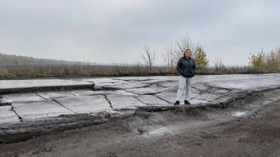 Местами провалы на дороге достигают полуметра