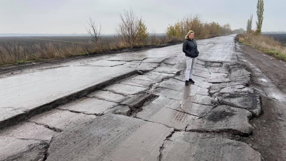 Местами провалы на дороге достигают полуметра