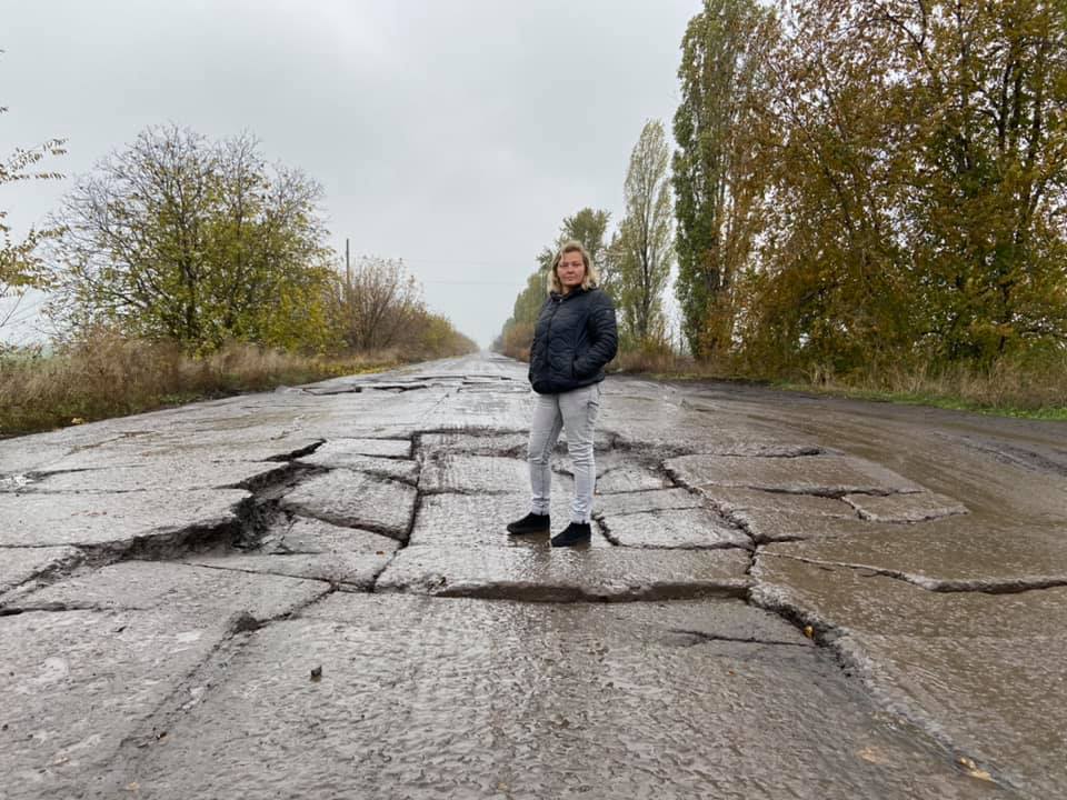 Местами провалы на дороге достигают полуметра