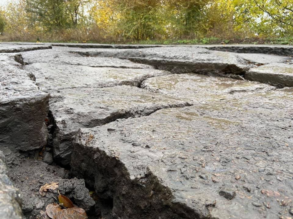 Местами провалы на дороге достигают полуметра