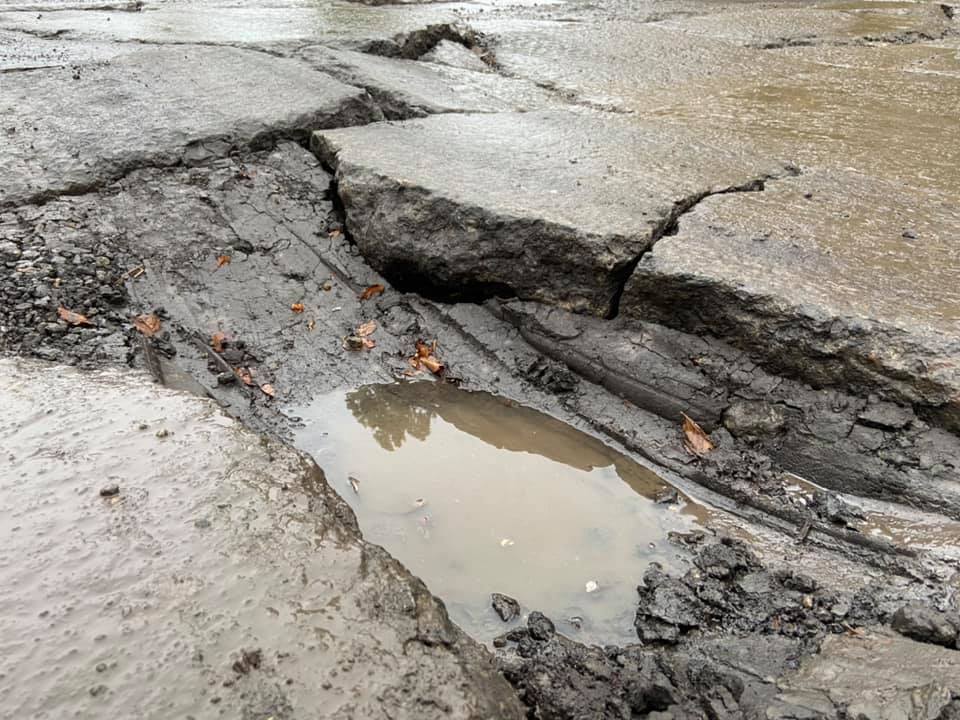 Местами провалы на дороге достигают полуметра