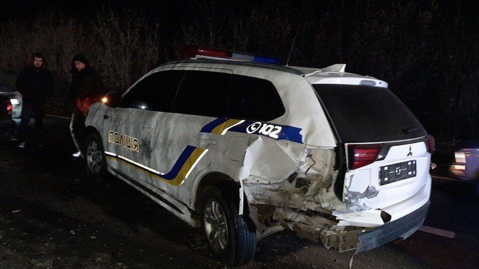 Одна з машин врізалася в поліцейське авто.