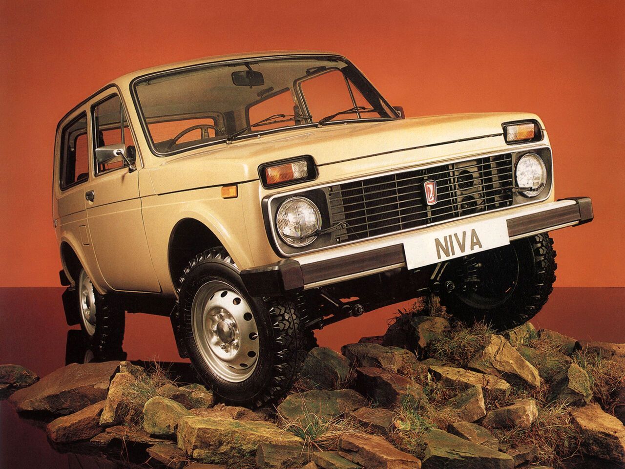 ВАЗ-21212 (Lada Niva 4x4) – експортна праворульная модифікація. Була зроблена обмежена партія, перш за все, для англійського ринку. Також поставлялася в Австралію, Нову Зеландію, Мозамбік та Ямайку