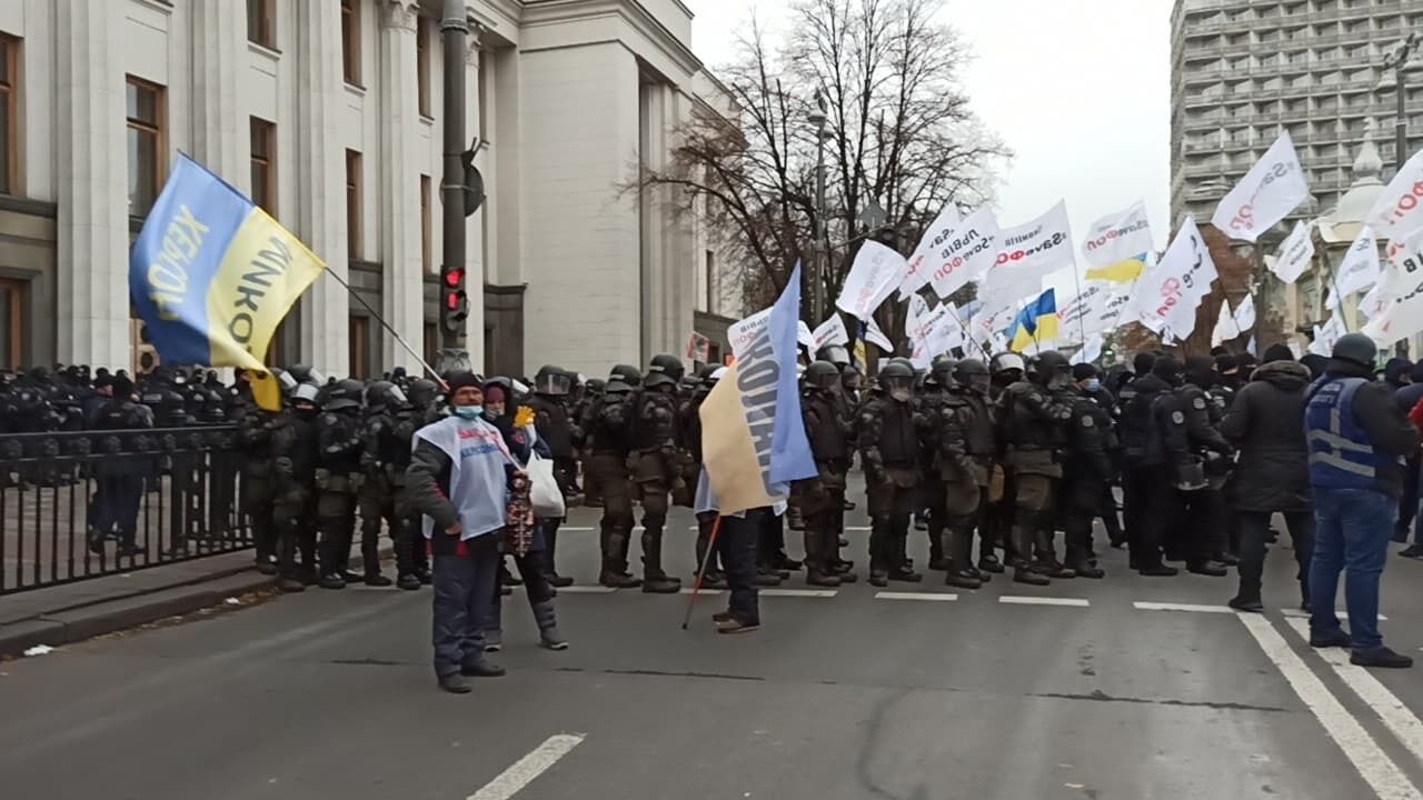 Митингующие собрались возле стен парламента .