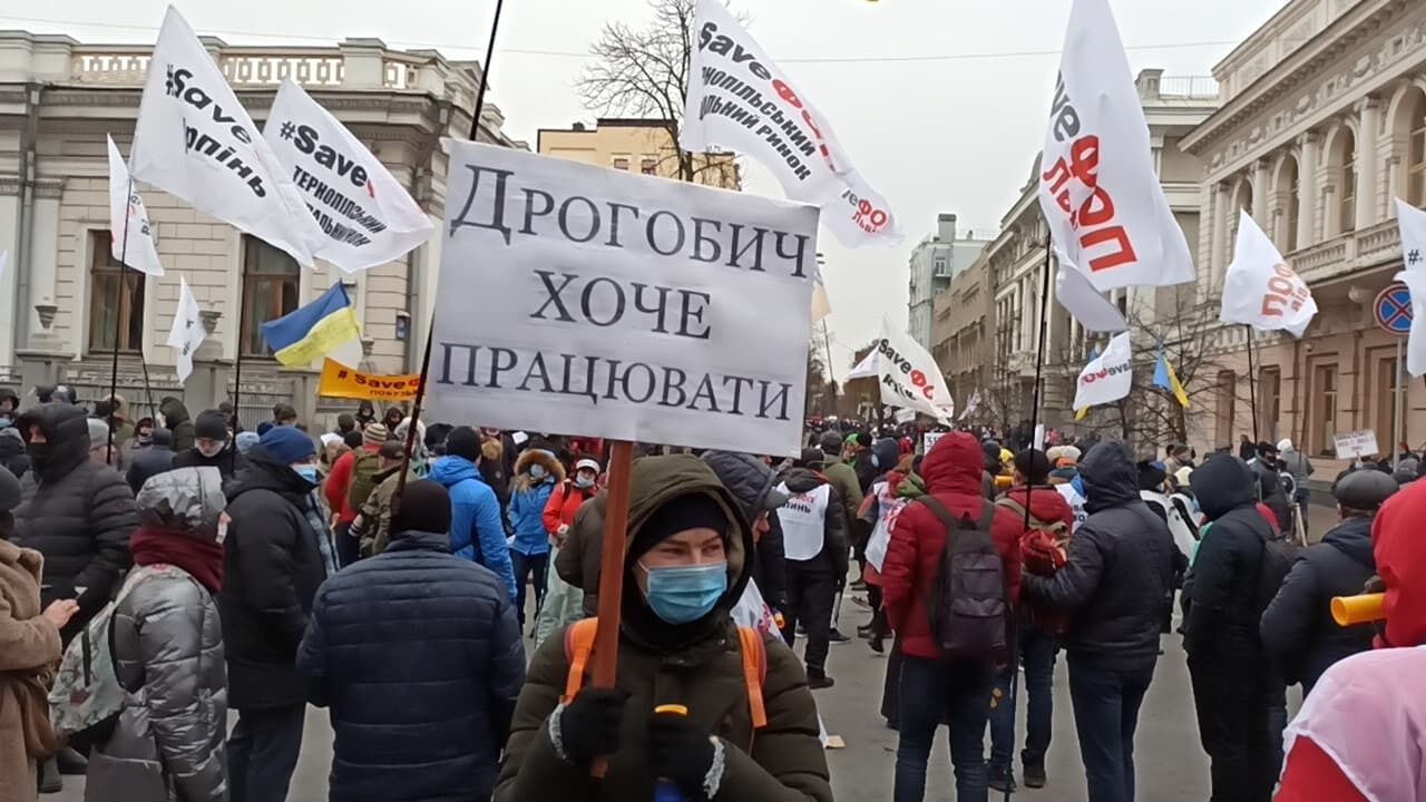 Улица Грушевского перекрыта протестующими.