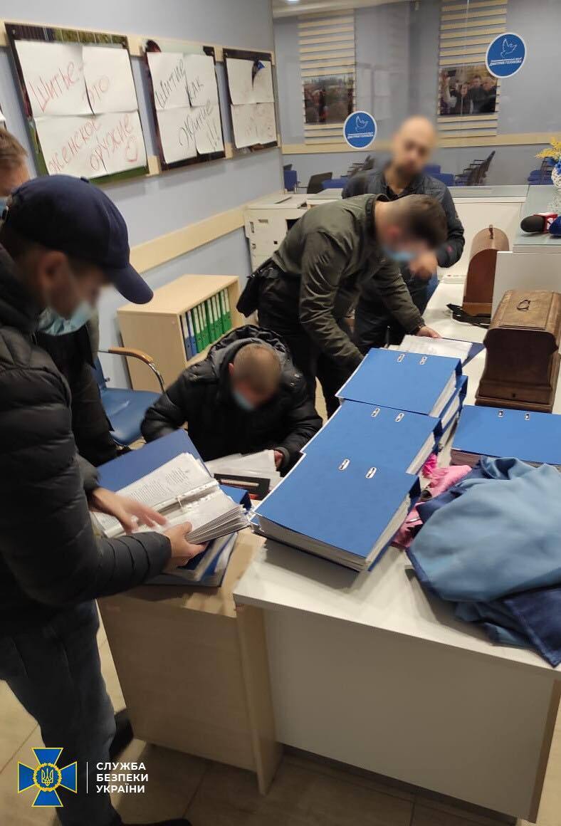 Правоохоронці встановлюють причетних до незаконної виборчої схеми.