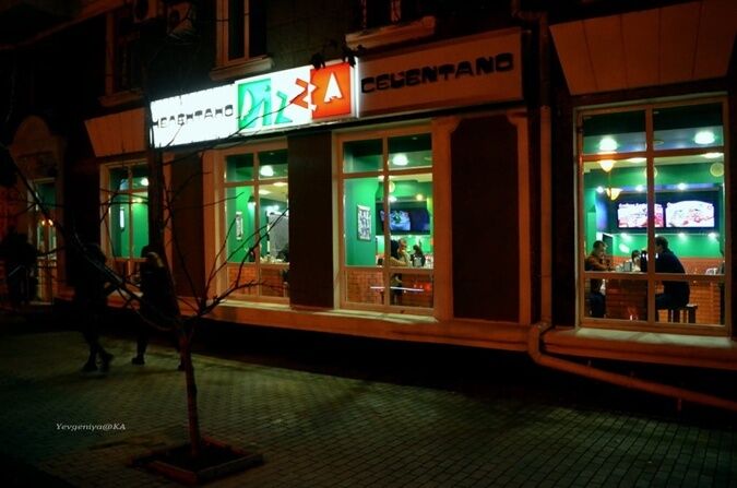 У Донецьку продовжують працювати кафе і ресторани.