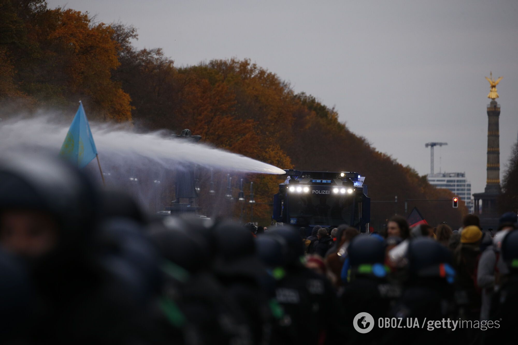 Полиция в Берлине применила водометы.