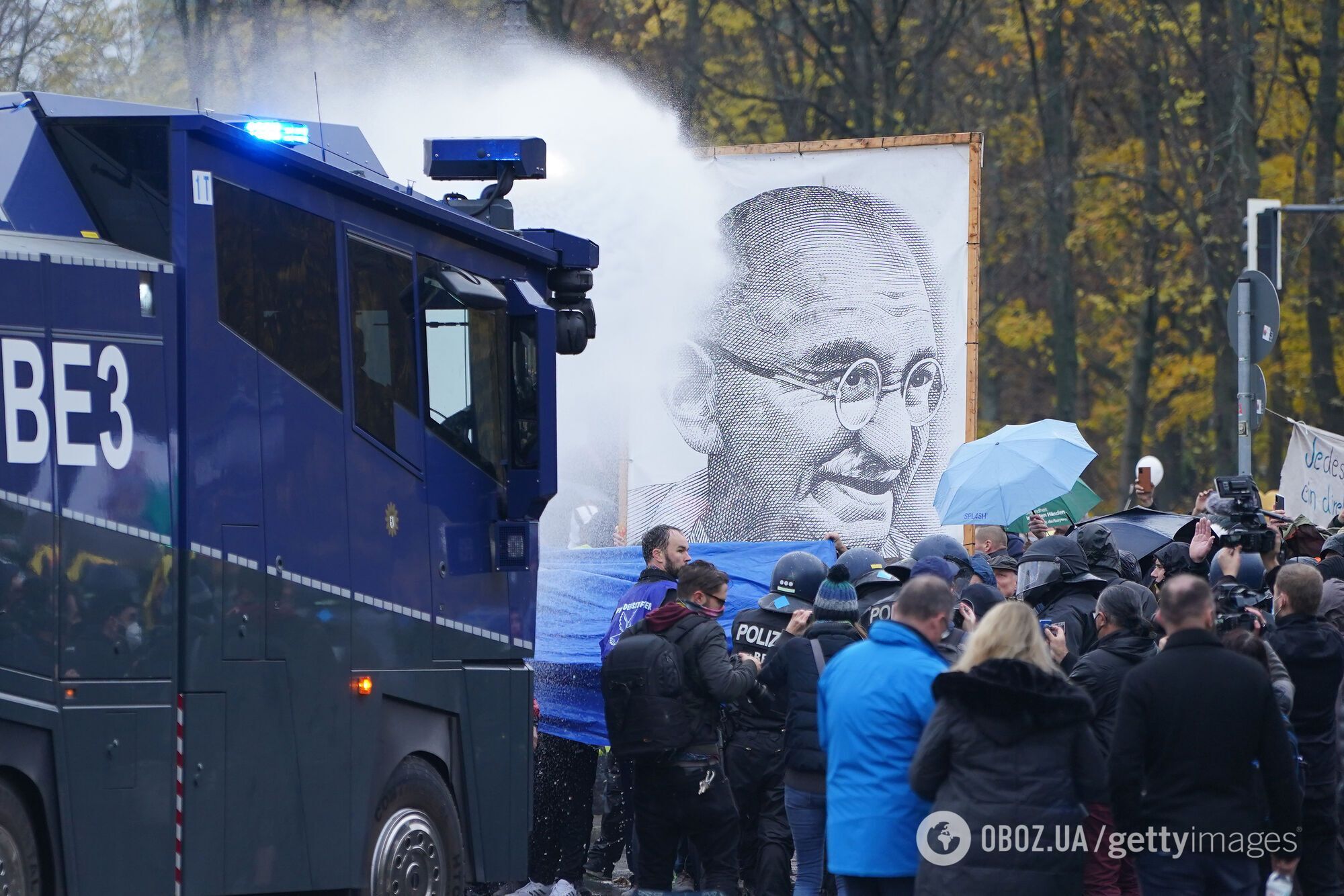 Застосування водометів проти демонстрантів в Берліні.