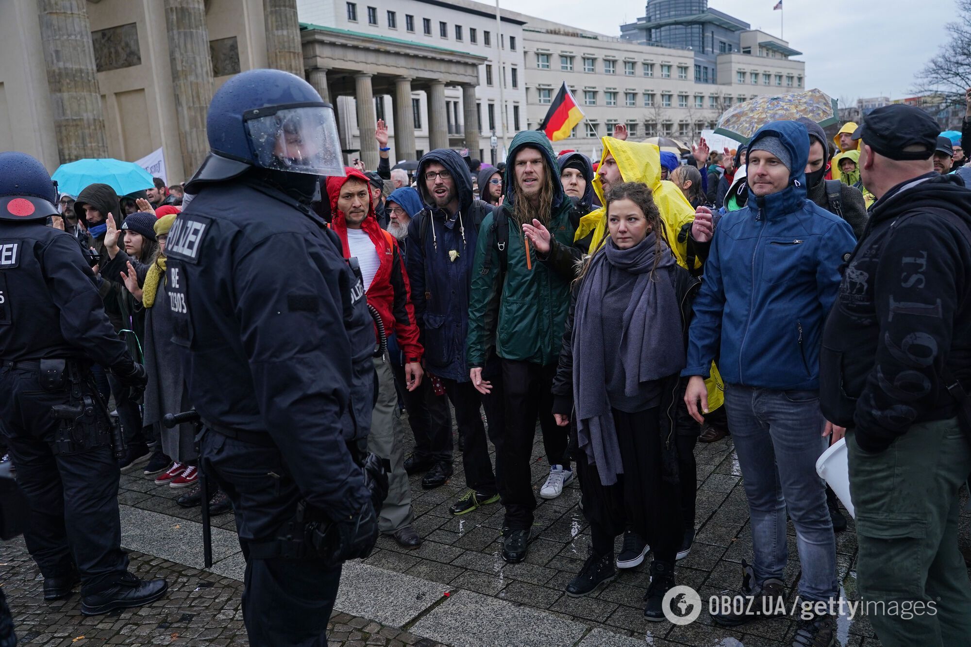 В Берлине люди вышли на протест из-за усиления карантина.