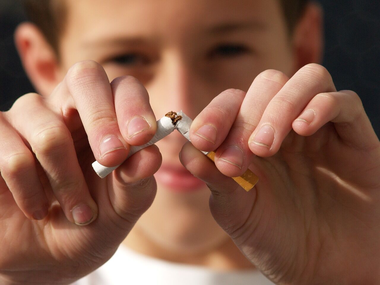 Контакт с курильщиками в семье способствует развитию тяги к курение у подростков