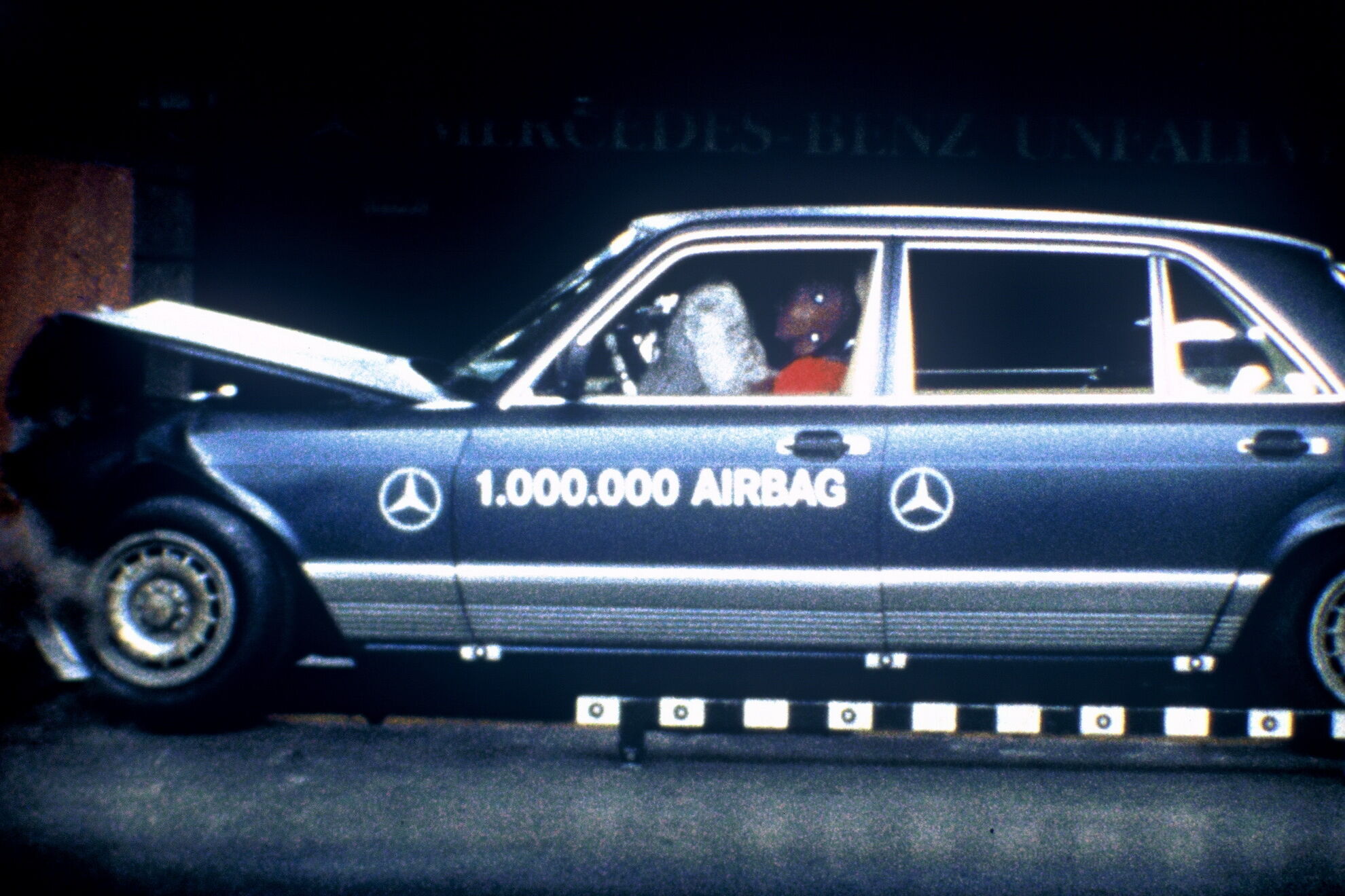 Краш-тест Mercedes-Benz 500 SEL 1981 года выпуска был проведен в июле 1992 года в честь выпуска миллионного автомобиля с подушками безопасности. Краш-тест продемонстрировал, что даже спустя 11 лет подушка идеально справляется со своими функциями.