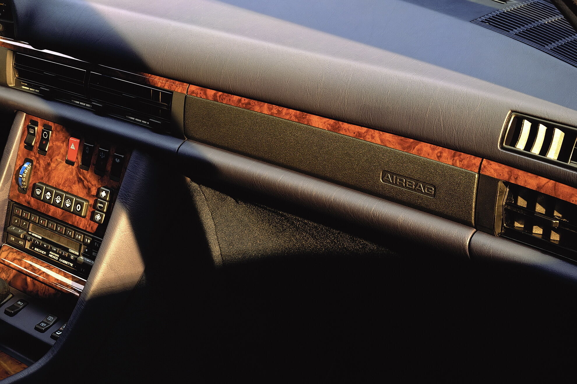 Подушка безопасности для переднего пассажира стала доступна для владельцев седанов и купе Mercedes-Benz S-Class (W126) с февраля 1988 года.