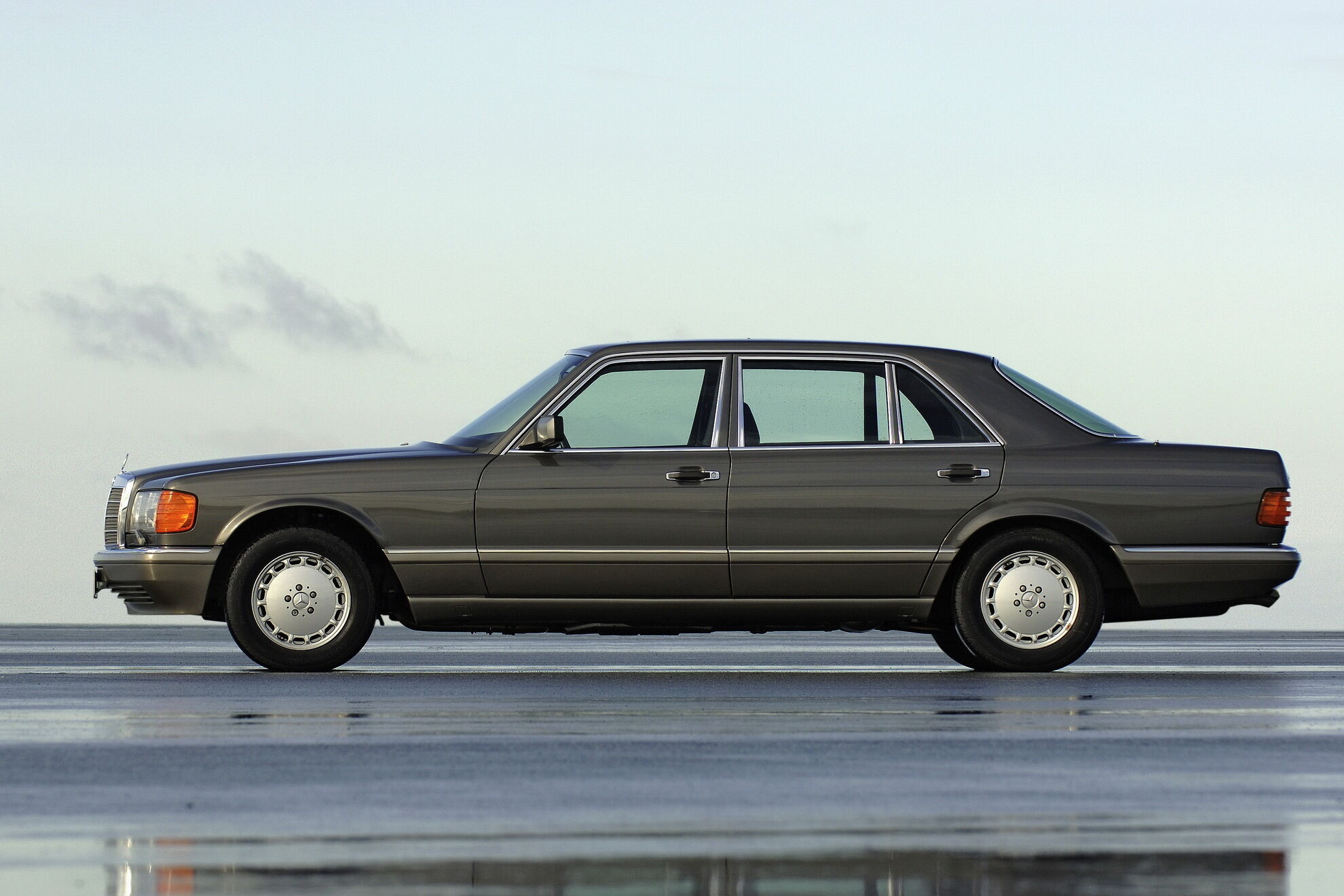 Mercedes-Benz S-Class (W126) в грудні 1980 року став первім серійнім автомобілем в світі з подушкою безпеки і преднатяжителями ременів.