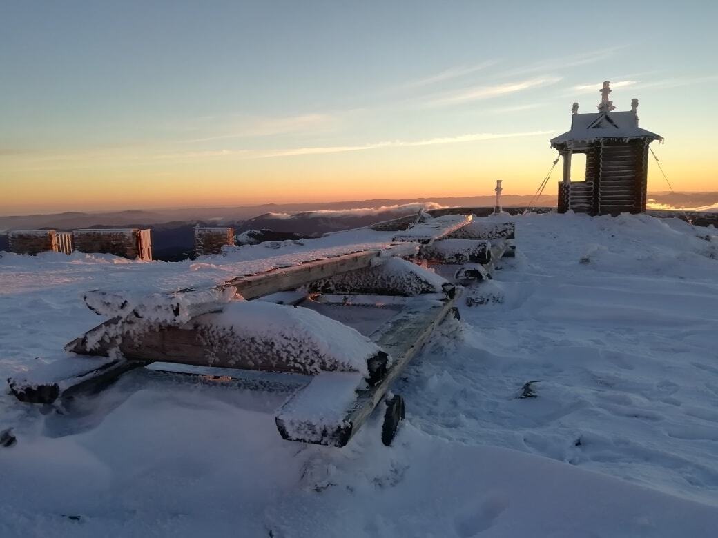 На горе Поп Иван в Карпатах выпал снег.