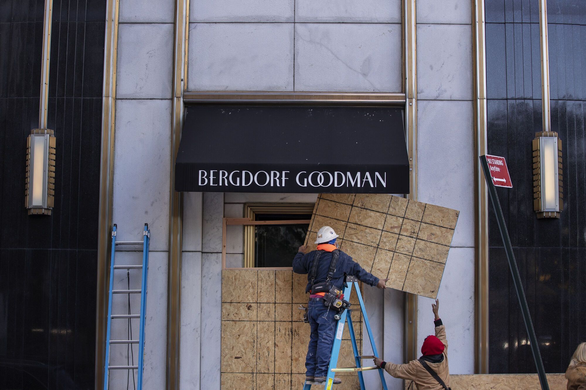 У США магазини захищають входи й вітрини