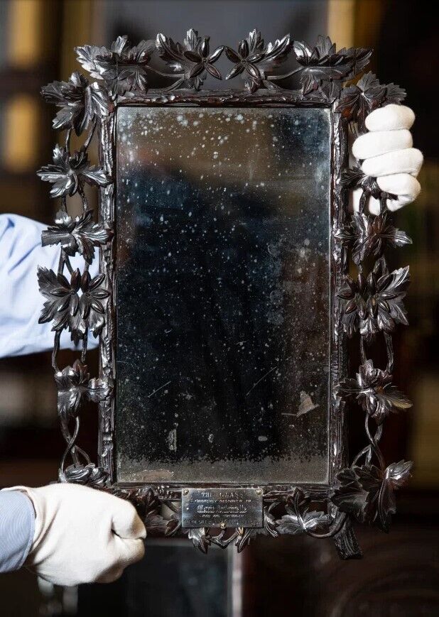 Семья обнаружила, что зеркало, провисевшее в их туалете 40 лет, принадлежало королеве Франции