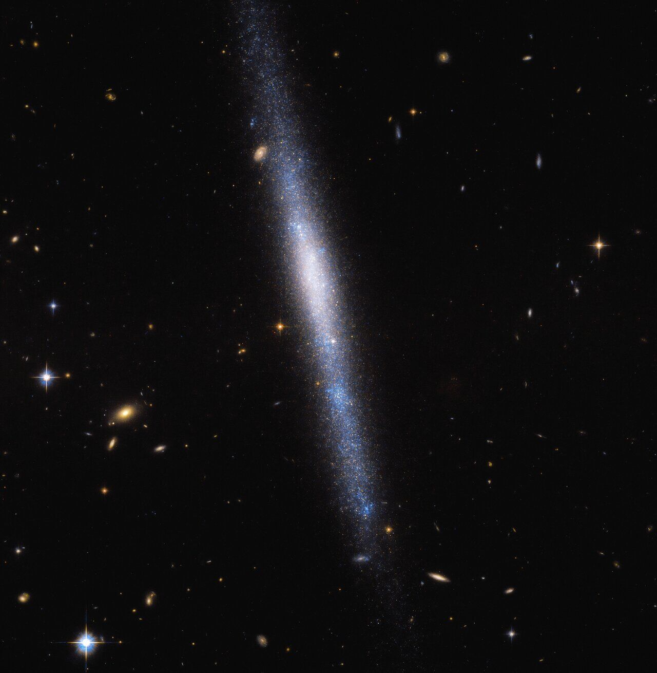 NASA сфотографувало галактику, схожу на зоряний "водоспад".
