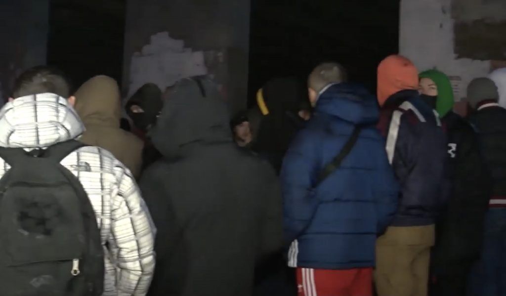 На Лыбидской площади мужчины спортивного телосложения собрались на "пикет"
