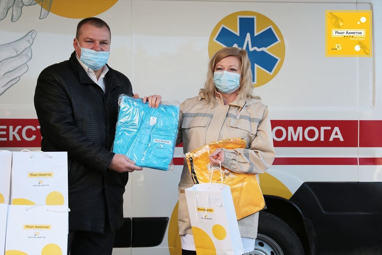 Фонд Рината Ахметова передал госбольницам свыше 180 аппаратов ИВЛ