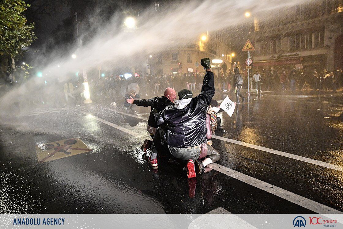 Полиция применяла водометы для разгона протеста