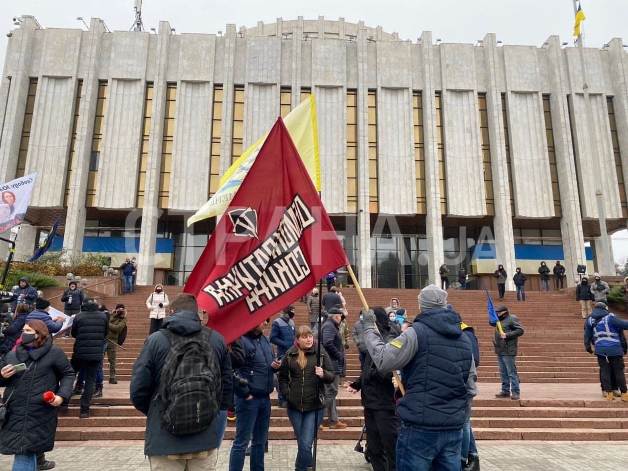 Учасники акції тримали прапори своїх рухів