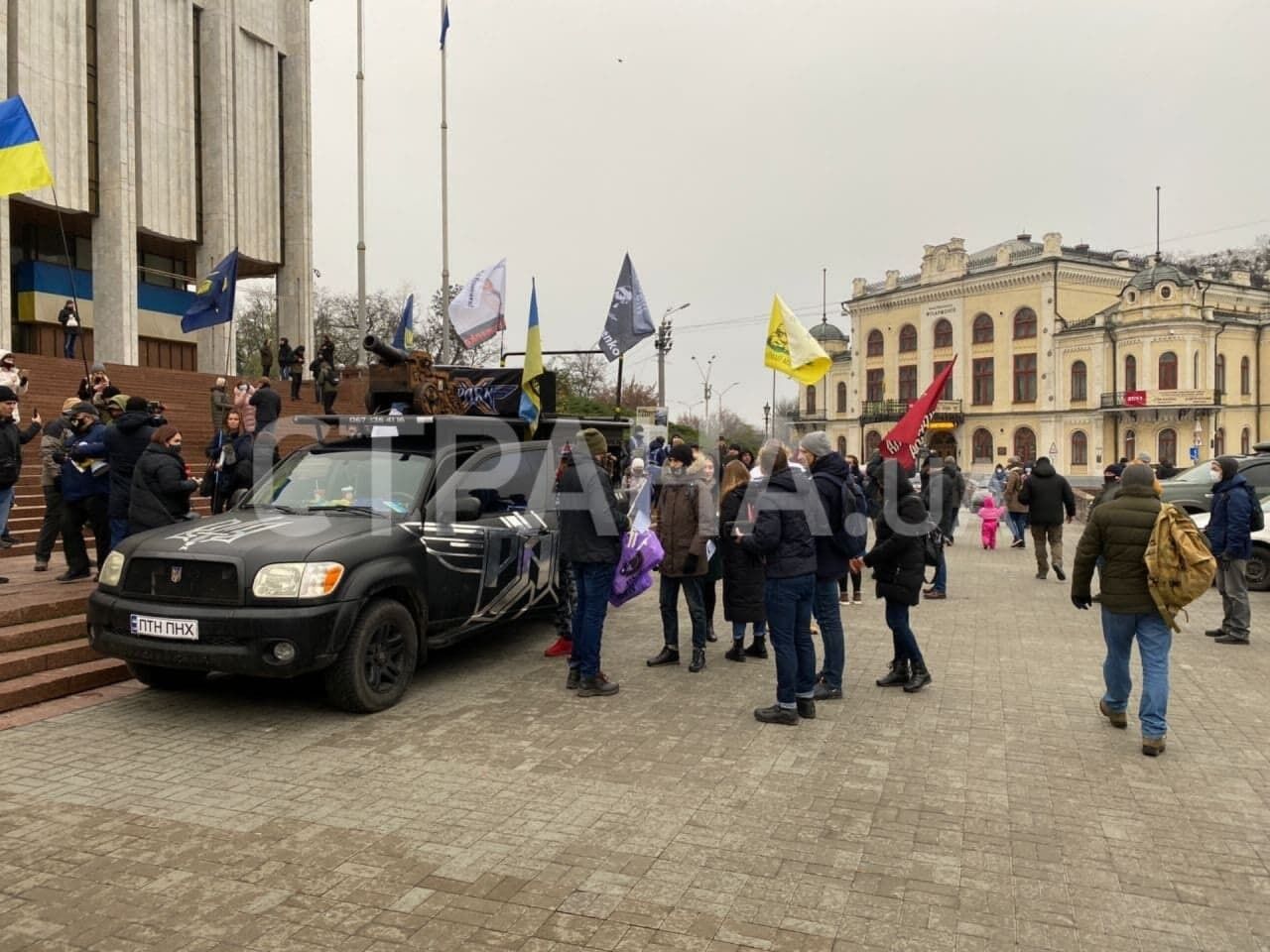 Приїхав "майдан-мобіль" зі звуковою апаратурою і декоративною гарматою