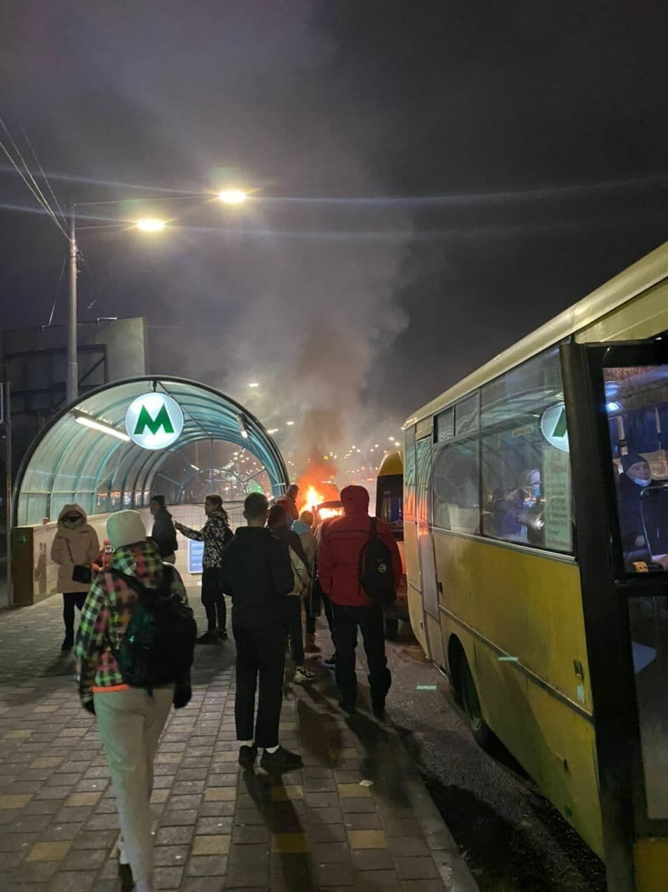 У Києві біля станції метро "Академмістечко" загорілася маршрутка