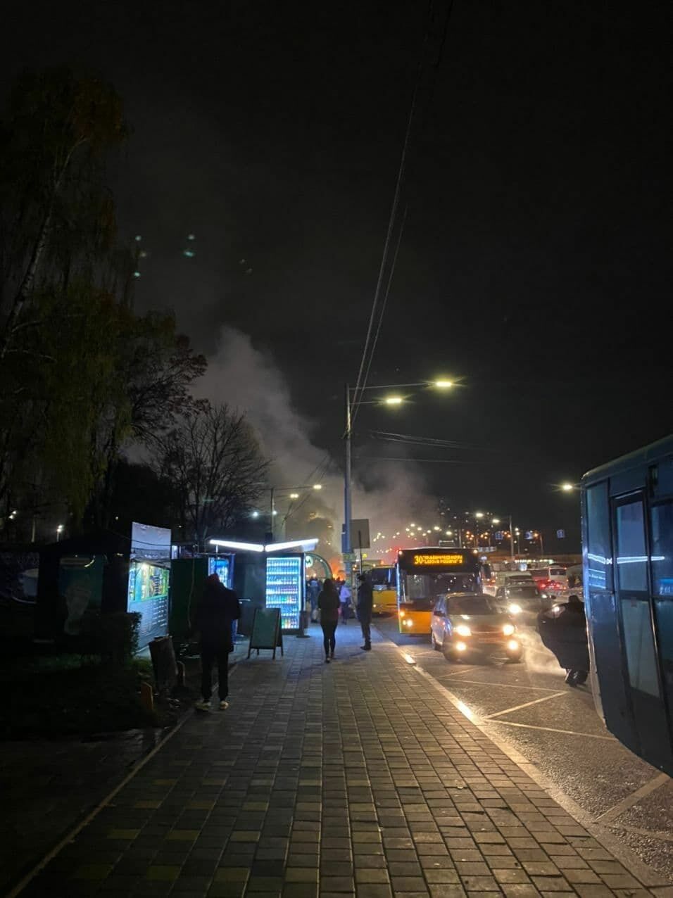 В Киеве возле станции метро "Академгородок" загорелась маршрутка