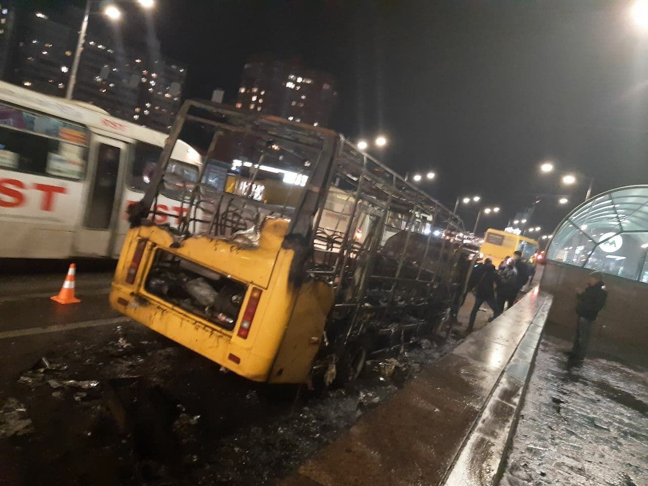У Києві біля станції метро "Академмістечко" загорілася маршрутка