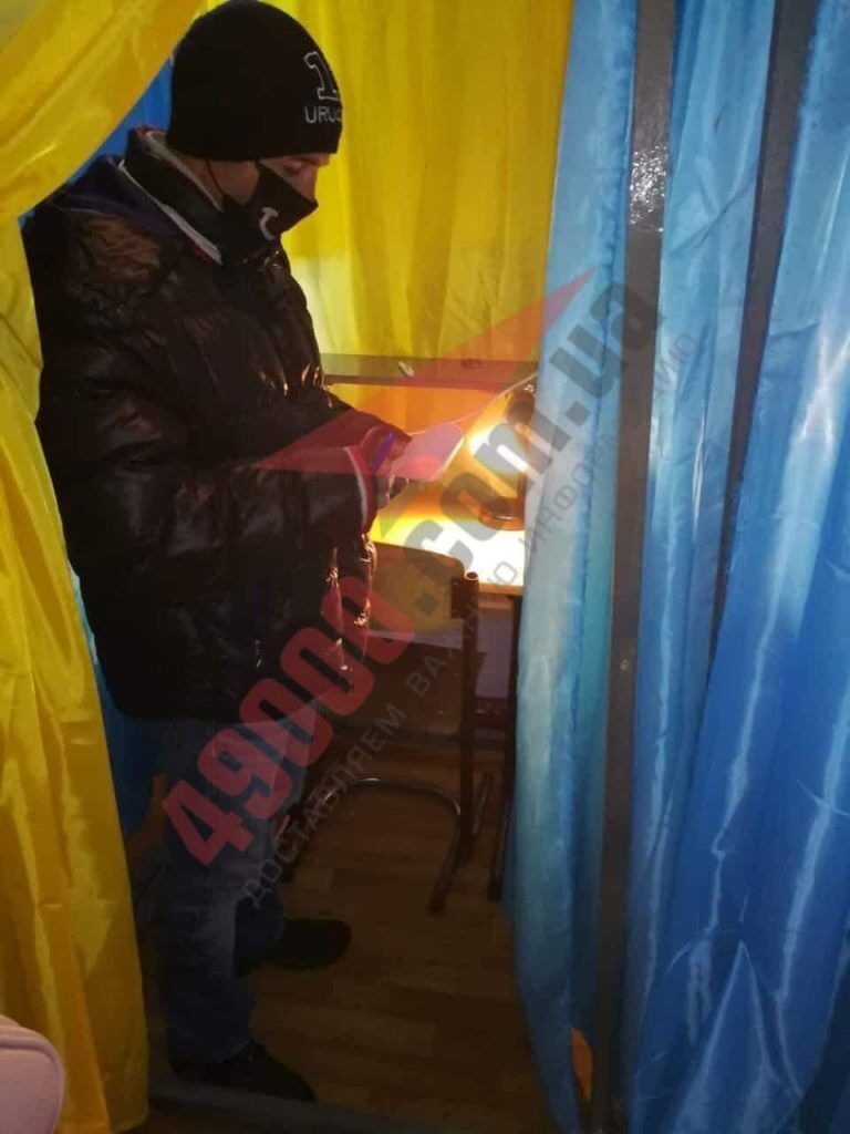 Ряд избирателей в Днепре фотографируют свои бюллетени
