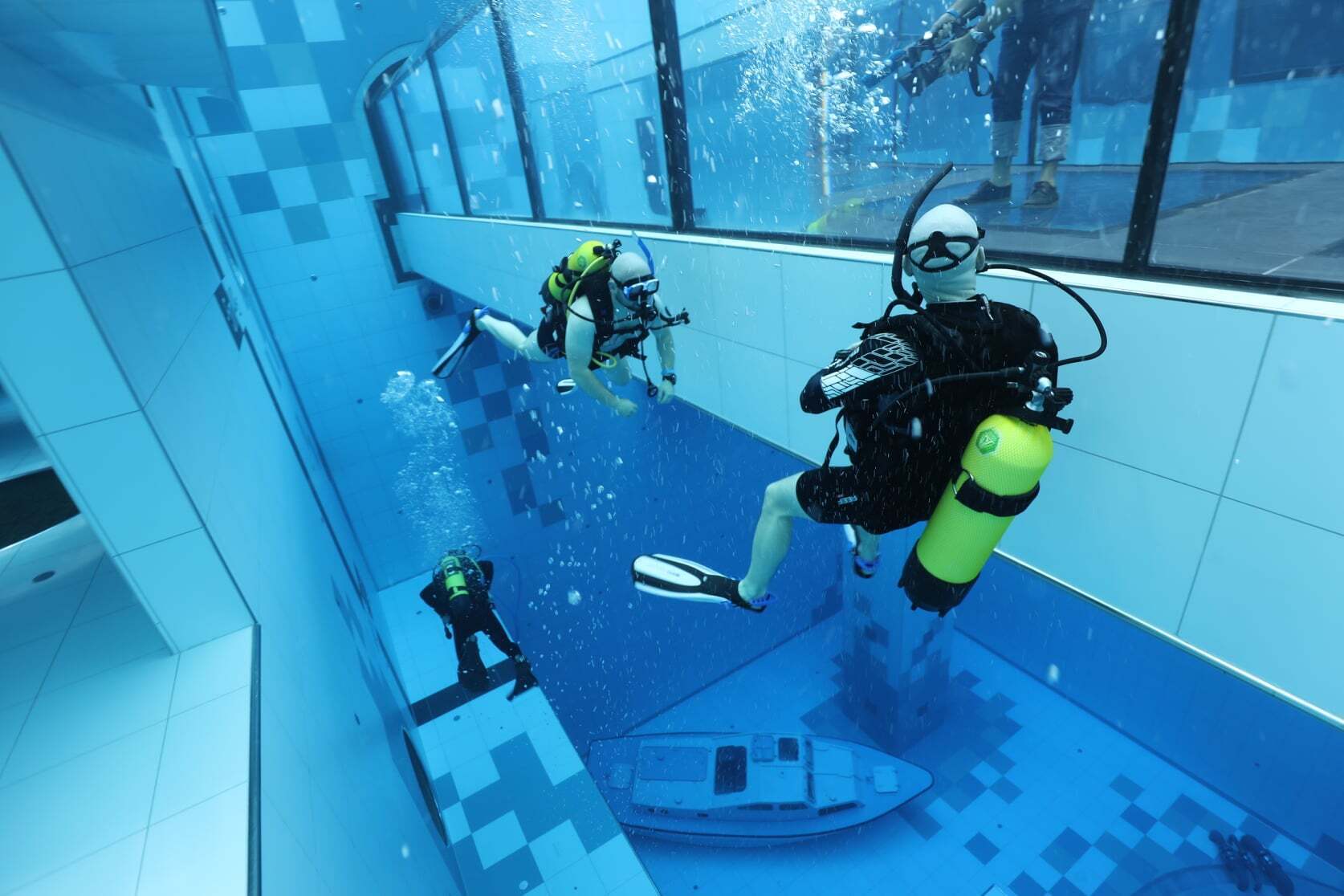 Бассейн оборудован гостиничными комнатами на глубине 5 метров под водой