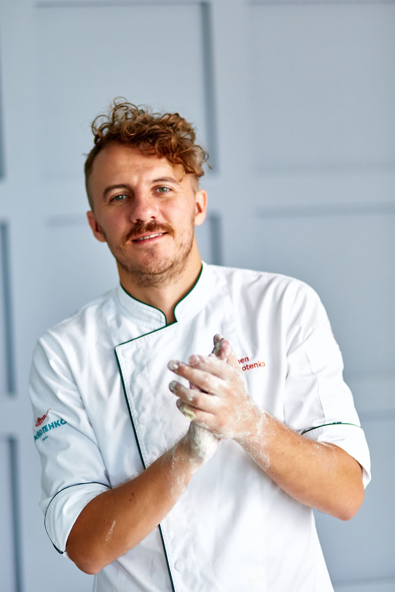 Евгений Клопотенко готовит на кухне