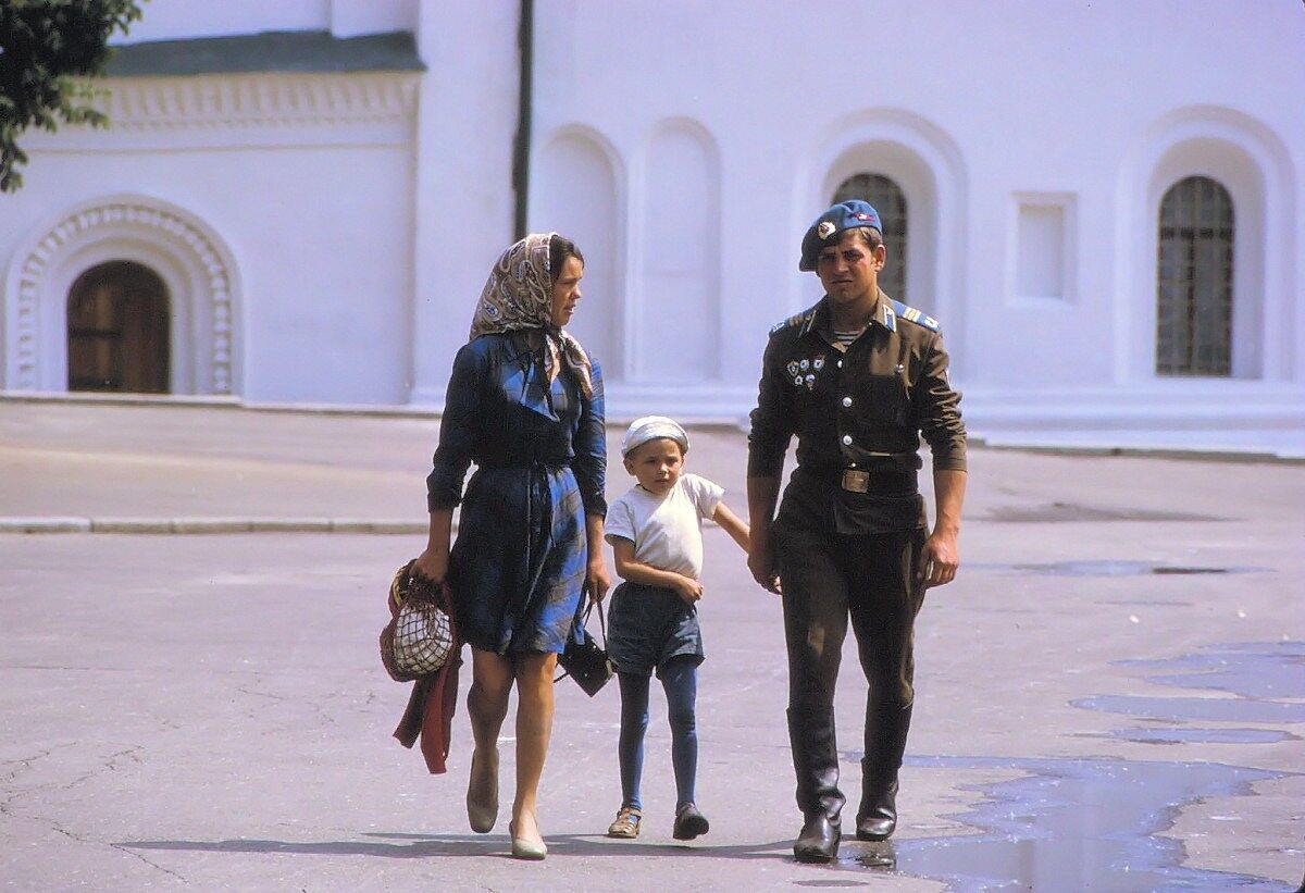 Солдат с женой и ребенком