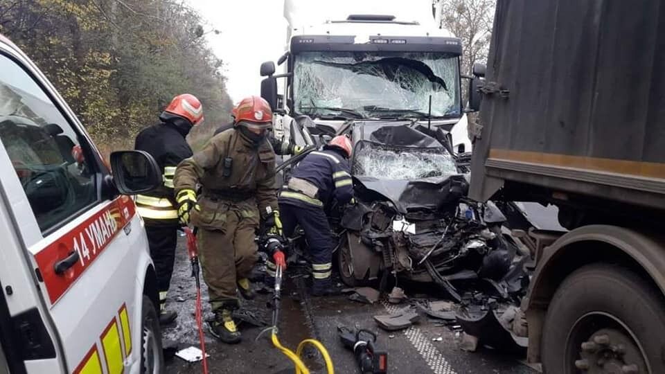 Рятувальникам довелося розрізати пошкоджене авто, аби встановити кількість людей, які на час зіткнення перебували в салоні