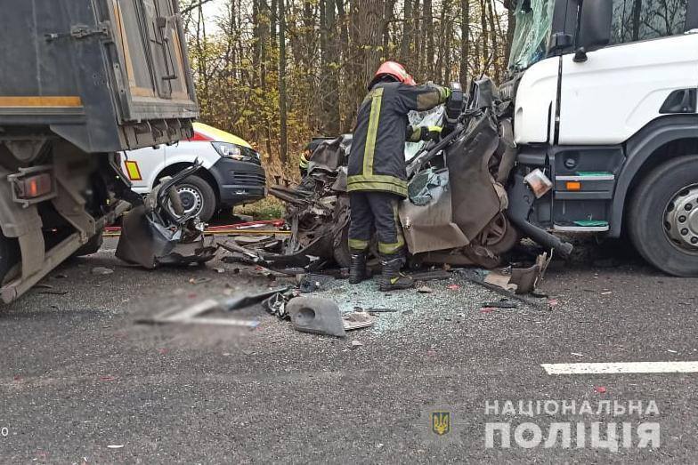 Легковик затиснуло між вантажівками