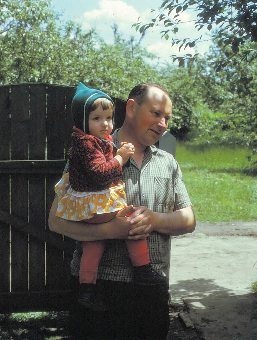 В колхозе под Киевом. Рабочий с дочерью