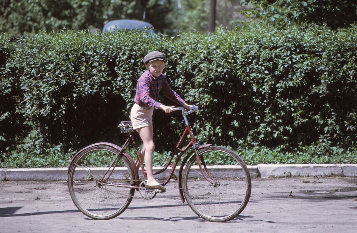 В колхозе под Киевом. Мальчик на велосипеде