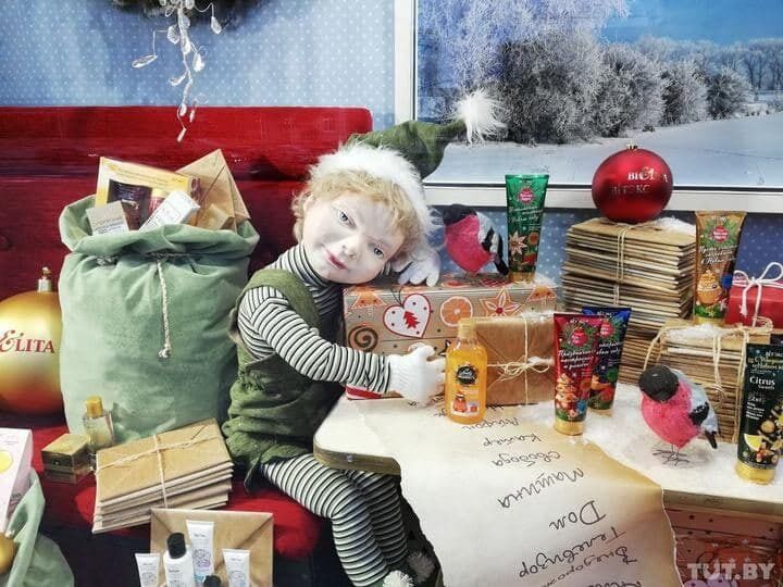 Різдвяна "пасхалка" у вітрині мінського ЦУМу розбурхала білорусів