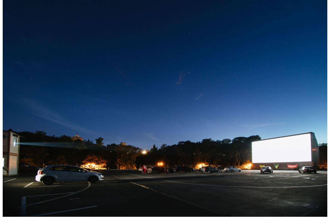 У Києві автомобільний кінотеатр намагалися силою закрити в будній день