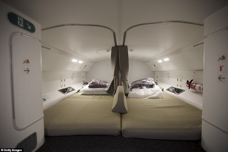Як виглядають кімнати відпочинку в літаку.