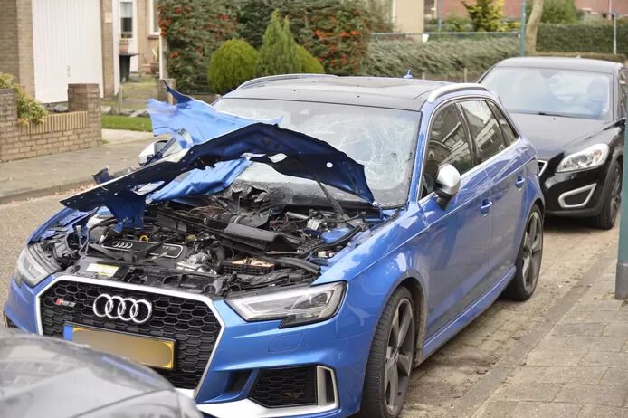 Хулиганы превратили новую Audi RS3 в "биток" с помощью фейерверка