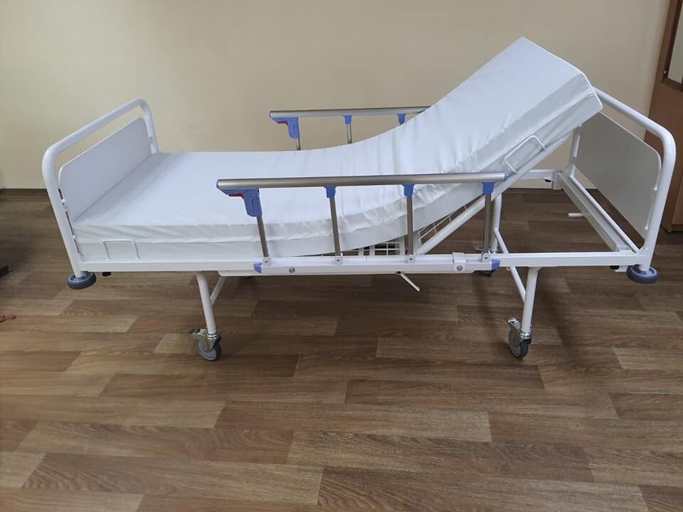"Венето" начала выпуск медицинских кроватей для больниц, защитных костюмов и халатов для врачей.