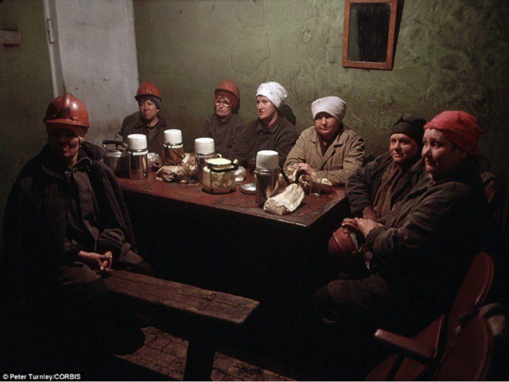 Женщины-шахтеры на обеде, Новокузнецк, СССР