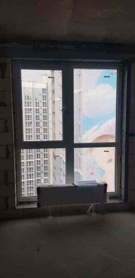 Вид на мурал из окна одной из квартир
