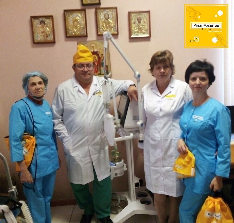 От аппаратов ИВЛ до спецодежды: как Фонд Рината Ахметова помогает госбольницам
