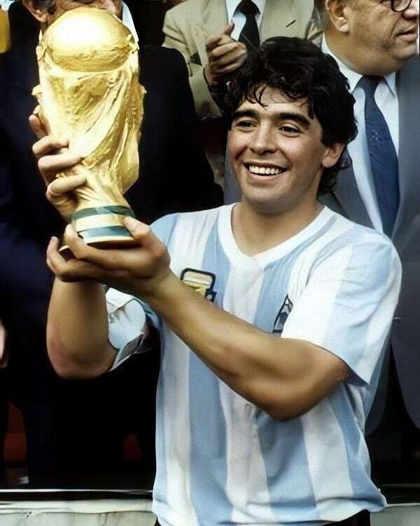 В 1986 году Марадона стал чемпионом мира по футболу